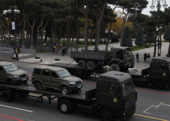 Düşməndən ələ keçirilmiş hərbi qənimətlər Zəfər paradında – Fotolar