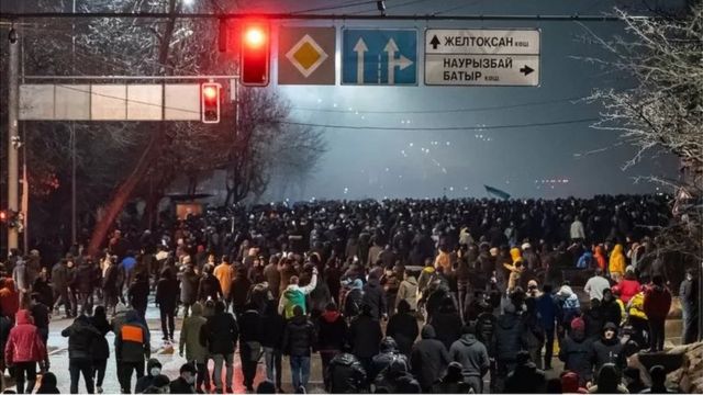 Qazaxıstan prezidenti hökuməti istefaya göndərdi: Etirazlar səhər saatlarında da səngiməyib