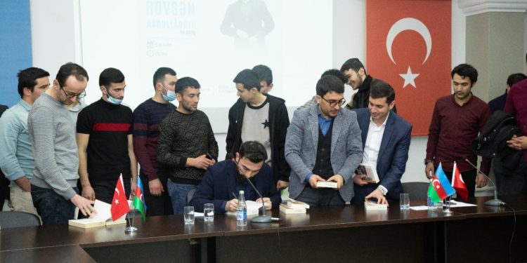 Light Up in təşkilatçılığı ilə Rövşən Abdullaoğlu ilə görüş keçirilmişdir