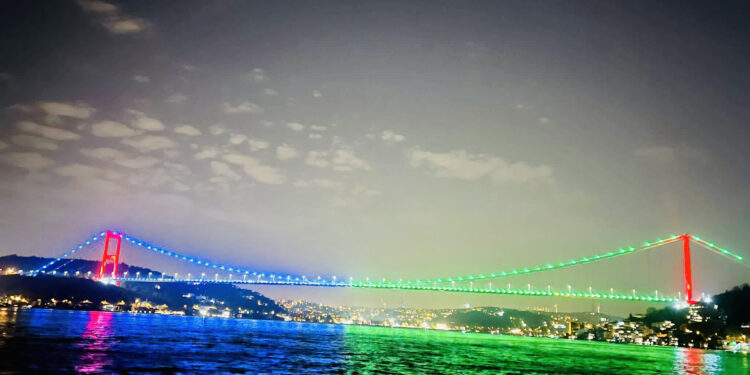 İstanbulda məşhur körpü Azərbaycan bayrağının rənglərində işıqlandırılıb