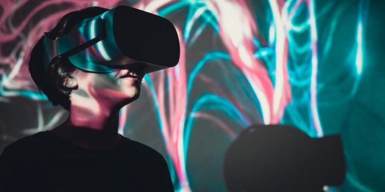 Sidney Texnologiya Universitetinin alimləri görmə məhdudiyyətli insanların “görməsinə” kömək etmək üçün vizual məlumatları “akustik toxunuş” adlanan fərqli səs simvollarına çevirən yeni nəsil ağıllı eynək hazırlayıblar.